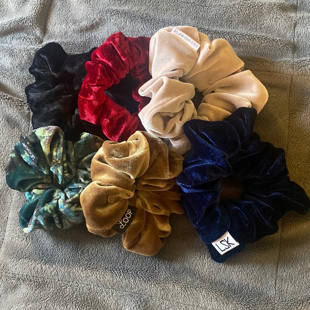 6 regular size scrunchies